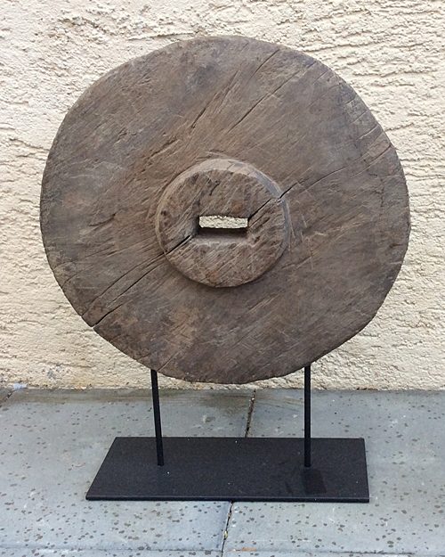 Sculpture roue en bois épurée design décoration intérieur extérieure