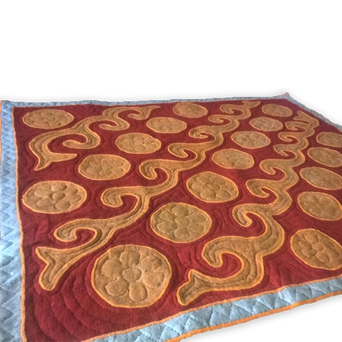Ce tapis feutre est 100% laine et a été fait à la main au Kirghizistan (Asie Centrale)