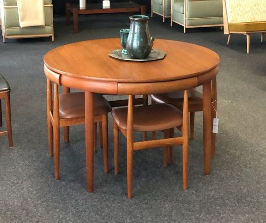 Table ronde en teck avec quatre chaises vintchy brocante en ligne vintage et design en suisse geneve