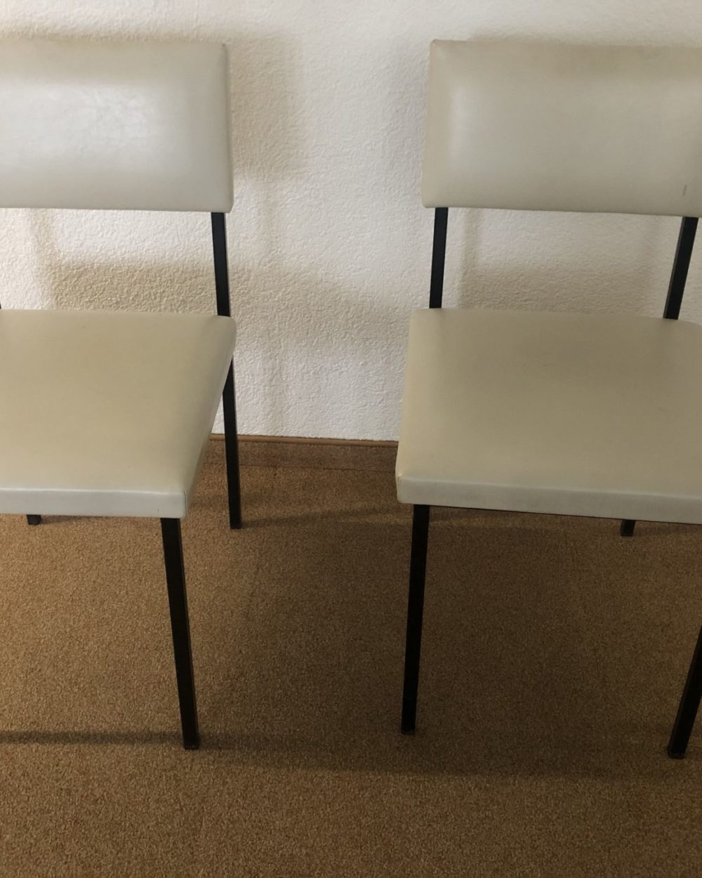 Paire de chaises en similicuir blanc vintchy la brocante en ligne vintage et design en suisse geneve