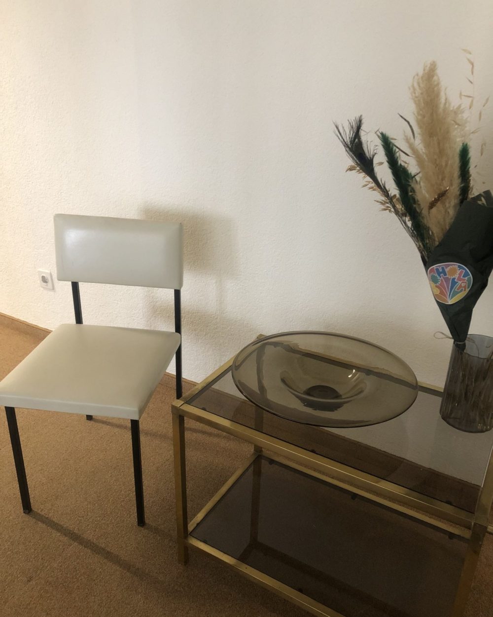 Paire de chaises en similicuir blanc vintchy la brocante en ligne vintage et design en suisse geneve